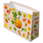 Thanksgiving pompoen en herfst bladeren op beige groot cadeauzakje (Achterkant Gekanteld)