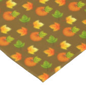 Thanksgiving pompoen en herfstbladeren op bruin tafelkleed (Gekanteld)