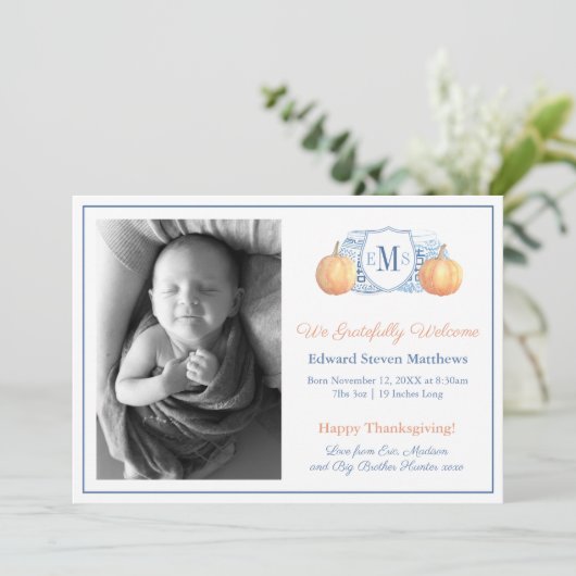 Thanksgiving Pompoen Monogram Dankbare Baby Geboor Aankondiging (Staand voorkant)