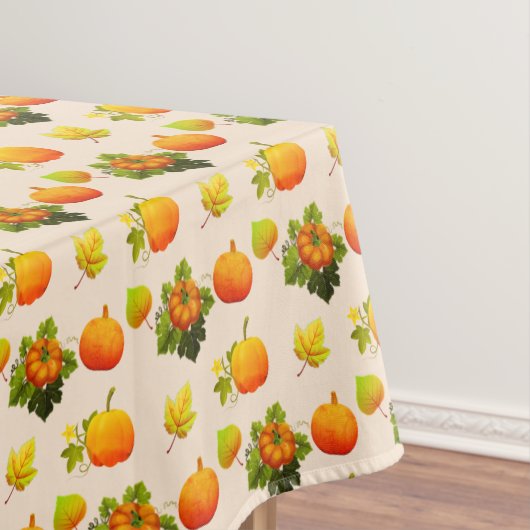 Thanksgiving pompoenen en kleppen op lichtbeige tafelkleed (Voorbeeld)