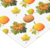Thanksgiving pompoenen en rode bladeren op wit tafelkleed (Gekanteld)
