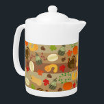 Thanksgiving Turkey Squash Autumn Harvest Pattern Theepot<br><div class="desc">Dit Thanksgiving - themed patroon is gemaakt om eruit te zien als tuinrijen in variërende tinten bruin, met kalkoenen, squasgroenten (inclusief pompoenen), gevallen bladeren en zuren. De pijpen en de bladeren worden gemaakt in een verscheidenheid van types en kleuren. Dit schattige patroon is perfect voor de decoratie van Thanksgivingen en...</div>