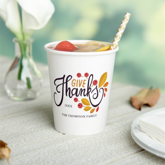 Thanksgiving van herfst-bladeren en bessen papieren bekers (Insitu)