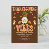 Thanksgiving Vibes Gnome Dinner Invitation Feestdagenkaart (Staand voorkant)