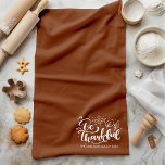 Thanksgiving Wees dankbaar dat het script Brown oo Theedoek<br><div class="desc">Verhoog uw keukeninrichting met onze Be Thankful Script Harvest Brown Kitchen Towel. Dit charmante keukenaccessoire voegt niet alleen een pop van herfstgeïnspireerde kleur toe, maar herinnert u er ook aan om de zegeningen van het leven te waarderen. Het stijlvolle scriptontwerp brengt een vleugje verfijning in uw keuken, waardoor het perfect...</div>