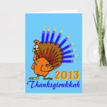 Thanksgivukkah 2013 Wenskaarten Menurkey Feestdagen Kaart<br><div class="desc">Verzend de wensen van Thanksgivukkah 2013 met deze klassieke menurkeykaart deze Chanoeka! Het kenmerken van een grappige cartoon Turkije met een menorah voor een staart. Een Chanoeka-Thanksgiving zal niet nog eens 77.000 jaar voorkomen! Grijp een paar grote herinneringkaarten voor deze zodra-in-a-leven-viering. Kies dit koele grafisch op drie kaartgrootte, verander de...</div>