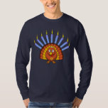 Thanksgivukkah Menurkey T-shirt<br><div class="desc">Viel Thanksgivukkah 2013 met dit klassieke menurkey t-shirt! Met een grappige gele, oranje en bruine cartoon kalkoen met een yamaka, een ster van David ketting en menorakaarsen in zijn staartveren. Een Hanukkah-Thanksgiving zal niet meer dan 77.000 jaar voorkomen! Pak dit geweldige kleurrijke keepjesshirt voor dit eens-in-een-leven-feest. *Maakt een perfect grappig...</div>