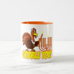 Thanksgivukkah Turkey Gobble Tov Mok<br><div class="desc">Viel Thanksgivukkah 2013 met deze klassieke mok van Gobble Tov-koffie! Met een ontwerp van een grappige cartoon kalkoen die een yamaka draagt, een ster van David ketting, en die de menorakaars op Thanksgiving belicht. Een Hanukkah-Thanksgiving zal niet meer dan 77.000 jaar voorkomen! Neem deze geweldige keepjesmok voor deze eens-in-een-leven-viering. *Maakt...</div>