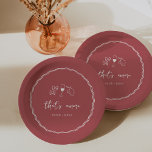 "That's Amore" Handgeschreven Vrijgezellenfeest Papieren Bordje<br><div class="desc">Dit prachtige Italiaans geïnspireerde vrijgezellenfeest ontwerp heeft handgeschreven stijl cursieve belettering geaccentueerd met een golvende krabbel lint rand in wit op een rode achtergrond. Met de hand getekende illustraties van boegvormige stropdassen pasta, wijn en een Siciliaanse citroen maken het ontwerp compleet voor een zomerse Amalfi Coast look. Deze elegante mediterrane...</div>