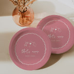 "That's Amore" Handgeschreven Vrijgezellenfeest Papieren Bordje<br><div class="desc">Dit prachtige Italiaans geïnspireerde vrijgezellenfeest ontwerp heeft handgeschreven stijl cursieve belettering geaccentueerd met een golvende krabbel lint rand in het wit op een roze achtergrond. Met de hand getekende illustraties van boegvormige stropdassen pasta, wijn en een Siciliaanse citroen maken het ontwerp compleet voor een zomerse Amalfi Coast look. Deze elegante...</div>