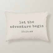 The Adventure Begin Minimalist Quote Wedding Date Accent Kussen (Voorkant)