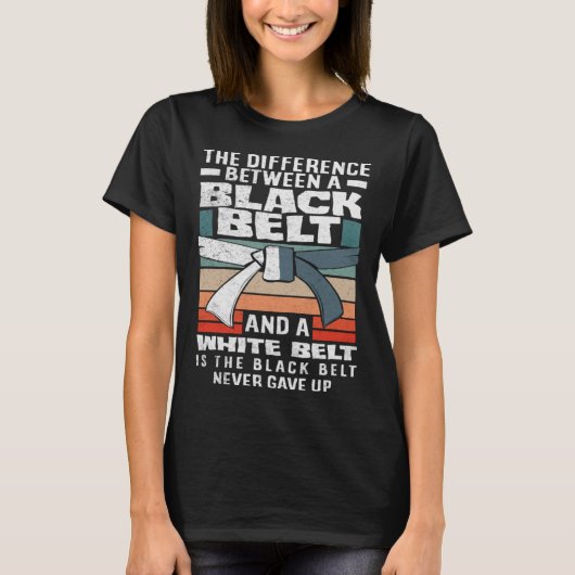 The Black Belt Never Gave Up Karate Jiu Jitsu T-shirt (Voorkant)