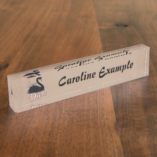 The black swan, queen of the water. naambordje (Zijkant)