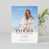 The Bride is On Cloud 9 met Foto Vrijgezellenfeest Folie Uitnodiging (Staand Voorkant)