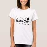 The Bride's Crew Typography Kroon en sterren T-shirt<br><div class="desc">Wie zit er in de bruid? Leuk en feestelijk bruidsfeest shirt met gedurfde typografie met kroon en sterren illustratie. Dit shirt is een geweldig cadeau voor uw bruidsmeisjes, bruidsmeisje, matron of Honor, bloemenmeisjes en andere bruidsfeest. Personaliseer door hun namen toe te voegen. Draag dit tijdens het vrijgezellenfeest, huwelijksdouche of vrijgezellenfeest....</div>