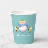 The chickens paint a beautiful Easter egg Papieren Bekers (Voorkant)