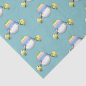 The chickens paint a colorful Easter egg Tissuepapier (Detail)