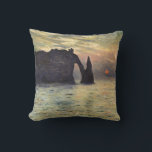 The Cliff Etretat, Sunset by Claude Monet Kussen<br><div class="desc">De Cliff, Etretat, Sunset (1883) van Claude Monet is een impressionistisch kunstschilderij. De zon is laag in de lucht boven de oceaan. Een zeeseizoen met een rotsachtige buitenkant bij de kust van Etretat, Frankrijk. Over de kunstenaar: Claude Monet (1840-1926) was een oprichter van de Franse impressionistische schilderbeweging, waarbij de meeste...</div>