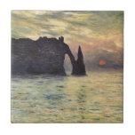 The Cliff Etretat, Sunset by Claude Monet Tegeltje<br><div class="desc">De Cliff, Etretat, Sunset (1883) van Claude Monet is een impressionistisch kunstschilderij. De zon is laag in de lucht boven de oceaan. Een zeeseizoen met een rotsachtige buitenkant bij de kust van Etretat, Frankrijk. Over de kunstenaar: Claude Monet (1840-1926) was een oprichter van de Franse impressionistische schilderbeweging, waarbij de meeste...</div>