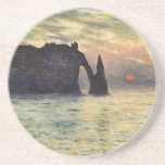 The Cliff Etretat, Sunset by Claude Monet Zandsteen Onderzetter<br><div class="desc">De Cliff, Etretat, Sunset (1883) van Claude Monet is een impressionistisch kunstschilderij. De zon is laag in de lucht boven de oceaan. Een zeeseizoen met een rotsachtige buitenkant bij de kust van Etretat, Frankrijk. Over de kunstenaar: Claude Monet (1840-1926) was een oprichter van de Franse impressionistische schilderbeweging, waarbij de meeste...</div>