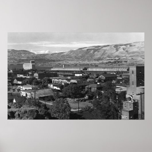 The Dalles, Oregon Dock Uitzicht uit 4th Street Poster (Voorkant)