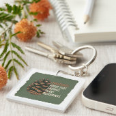 The Evergreen Promise - Pine cone design Sleutelhanger (Voorkant Rechts)
