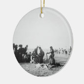 The Ghost Dance, South Dakota, 1890 (foto) Keramisch Ornament (Links)