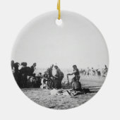 The Ghost Dance, South Dakota, 1890 (foto) Keramisch Ornament (Achterkant)
