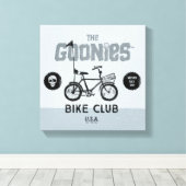 The Goonies Bike Club U.S.A. Canvas Afdruk (Insitu (Houten vloer))