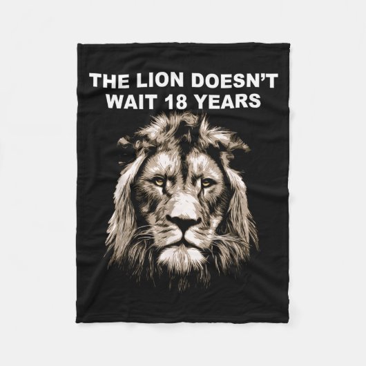The Lion Doesn't Wait 18 Years Funny  Fleece Deken (Voorkant)