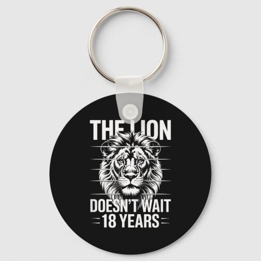 The Lion Doesn't Wait 18 Years Funny Meme Gen Z Al Sleutelhanger (Voorkant)