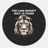 The Lion Doesn't Wait 18 Years Funny  Ronde Sticker (Voorkant)