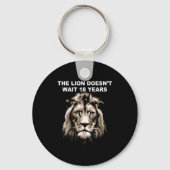 The Lion Doesn't Wait 18 Years Funny  Sleutelhanger (Voorkant)