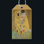 The Lovers Kissingembrace by Gustav Klimt Cadeaulabel<br><div class="desc">Het zonlicht schittert door de wervelende gouden omhelzing die de geliefden omringt in Gustav Klimts meesterwerk, The Kiss. De scène is een paradox van intimiteit en isolatie. Het paar staat op een afgrond, een veld van kleurrijke bloemen aan hun voeten, maar ze zijn zich niet bewust van de wereld om...</div>