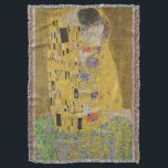 The Lovers Kissingembrace by Gustav Klimt Deken<br><div class="desc">Het zonlicht schittert door de wervelende gouden omhelzing die de geliefden omringt in Gustav Klimts meesterwerk, The Kiss. De scène is een paradox van intimiteit en isolatie. Het paar staat op een afgrond, een veld van kleurrijke bloemen aan hun voeten, maar ze zijn zich niet bewust van de wereld om...</div>