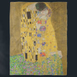 The Lovers Kissingembrace by Gustav Klimt Fleece Deken<br><div class="desc">Het zonlicht schittert door de wervelende gouden omhelzing die de geliefden omringt in Gustav Klimts meesterwerk, The Kiss. De scène is een paradox van intimiteit en isolatie. Het paar staat op een afgrond, een veld van kleurrijke bloemen aan hun voeten, maar ze zijn zich niet bewust van de wereld om...</div>