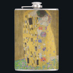 The Lovers Kissingembrace by Gustav Klimt Heupfles<br><div class="desc">Het zonlicht schittert door de wervelende gouden omhelzing die de geliefden omringt in Gustav Klimts meesterwerk, The Kiss. De scène is een paradox van intimiteit en isolatie. Het paar staat op een afgrond, een veld van kleurrijke bloemen aan hun voeten, maar ze zijn zich niet bewust van de wereld om...</div>