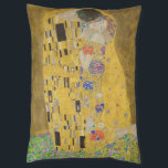 The Lovers Kissingembrace by Gustav Klimt Hondenbed<br><div class="desc">Het zonlicht schittert door de wervelende gouden omhelzing die de geliefden omringt in Gustav Klimts meesterwerk, The Kiss. De scène is een paradox van intimiteit en isolatie. Het paar staat op een afgrond, een veld van kleurrijke bloemen aan hun voeten, maar ze zijn zich niet bewust van de wereld om...</div>