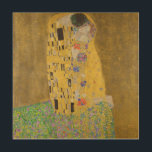 The Lovers Kissingembrace by Gustav Klimt Hout Afdruk<br><div class="desc">Het zonlicht schittert door de wervelende gouden omhelzing die de geliefden omringt in Gustav Klimts meesterwerk, The Kiss. De scène is een paradox van intimiteit en isolatie. Het paar staat op een afgrond, een veld van kleurrijke bloemen aan hun voeten, maar ze zijn zich niet bewust van de wereld om...</div>