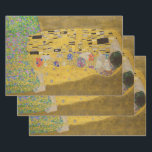 The Lovers Kissingembrace by Gustav Klimt Inpakpapier Vel<br><div class="desc">Het zonlicht schittert door de wervelende gouden omhelzing die de geliefden omringt in Gustav Klimts meesterwerk, The Kiss. De scène is een paradox van intimiteit en isolatie. Het paar staat op een afgrond, een veld van kleurrijke bloemen aan hun voeten, maar ze zijn zich niet bewust van de wereld om...</div>