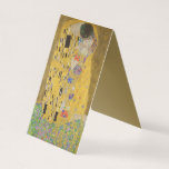 The Lovers Kissingembrace by Gustav Klimt Kaart<br><div class="desc">Het zonlicht schittert door de wervelende gouden omhelzing die de geliefden omringt in Gustav Klimts meesterwerk, The Kiss. De scène is een paradox van intimiteit en isolatie. Het paar staat op een afgrond, een veld van kleurrijke bloemen aan hun voeten, maar ze zijn zich niet bewust van de wereld om...</div>