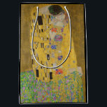The Lovers Kissingembrace by Gustav Klimt Medium Cadeauzakje<br><div class="desc">Het zonlicht schittert door de wervelende gouden omhelzing die de geliefden omringt in Gustav Klimts meesterwerk, The Kiss. De scène is een paradox van intimiteit en isolatie. Het paar staat op een afgrond, een veld van kleurrijke bloemen aan hun voeten, maar ze zijn zich niet bewust van de wereld om...</div>