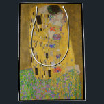 The Lovers Kissingembrace by Gustav Klimt Medium Cadeauzakje<br><div class="desc">Het zonlicht schittert door de wervelende gouden omhelzing die de geliefden omringt in Gustav Klimts meesterwerk, The Kiss. De scène is een paradox van intimiteit en isolatie. Het paar staat op een afgrond, een veld van kleurrijke bloemen aan hun voeten, maar ze zijn zich niet bewust van de wereld om...</div>