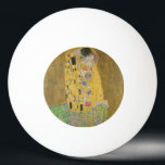 The Lovers Kissingembrace by Gustav Klimt Pingpongbal<br><div class="desc">Het zonlicht schittert door de wervelende gouden omhelzing die de geliefden omringt in Gustav Klimts meesterwerk, The Kiss. De scène is een paradox van intimiteit en isolatie. Het paar staat op een afgrond, een veld van kleurrijke bloemen aan hun voeten, maar ze zijn zich niet bewust van de wereld om...</div>