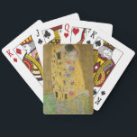 The Lovers Kissingembrace by Gustav Klimt Pokerkaarten<br><div class="desc">Het zonlicht schittert door de wervelende gouden omhelzing die de geliefden omringt in Gustav Klimts meesterwerk, The Kiss. De scène is een paradox van intimiteit en isolatie. Het paar staat op een afgrond, een veld van kleurrijke bloemen aan hun voeten, maar ze zijn zich niet bewust van de wereld om...</div>