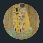 The Lovers Kissingembrace by Gustav Klimt Snijplank<br><div class="desc">Het zonlicht schittert door de wervelende gouden omhelzing die de geliefden omringt in Gustav Klimts meesterwerk, The Kiss. De scène is een paradox van intimiteit en isolatie. Het paar staat op een afgrond, een veld van kleurrijke bloemen aan hun voeten, maar ze zijn zich niet bewust van de wereld om...</div>