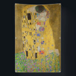 The Lovers Kissingembrace by Gustav Klimt Spandoek<br><div class="desc">Het zonlicht schittert door de wervelende gouden omhelzing die de geliefden omringt in Gustav Klimts meesterwerk, The Kiss. De scène is een paradox van intimiteit en isolatie. Het paar staat op een afgrond, een veld van kleurrijke bloemen aan hun voeten, maar ze zijn zich niet bewust van de wereld om...</div>