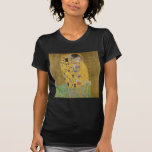 The Lovers Kissingembrace by Gustav Klimt T-shirt<br><div class="desc">Het zonlicht schittert door de wervelende gouden omhelzing die de geliefden omringt in Gustav Klimts meesterwerk, The Kiss. De scène is een paradox van intimiteit en isolatie. Het paar staat op een afgrond, een veld van kleurrijke bloemen aan hun voeten, maar ze zijn zich niet bewust van de wereld om...</div>