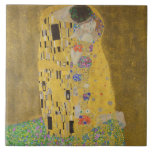 The Lovers Kissingembrace by Gustav Klimt Tegeltje<br><div class="desc">Het zonlicht schittert door de wervelende gouden omhelzing die de geliefden omringt in Gustav Klimts meesterwerk, The Kiss. De scène is een paradox van intimiteit en isolatie. Het paar staat op een afgrond, een veld van kleurrijke bloemen aan hun voeten, maar ze zijn zich niet bewust van de wereld om...</div>
