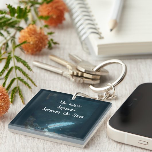 "The magic happens between the lines" Sleutelhanger (Voorkant Rechts)